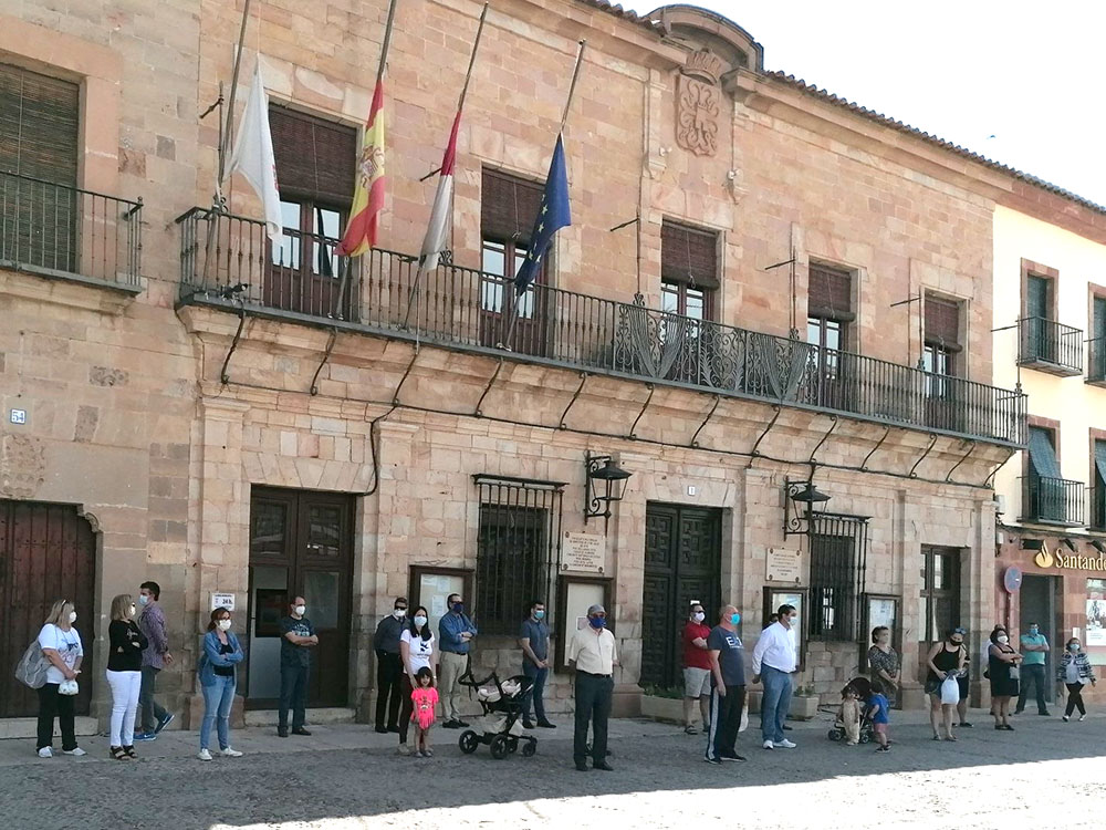 Almagro guarda un minuto de silencio por las víctimas del COVID-19