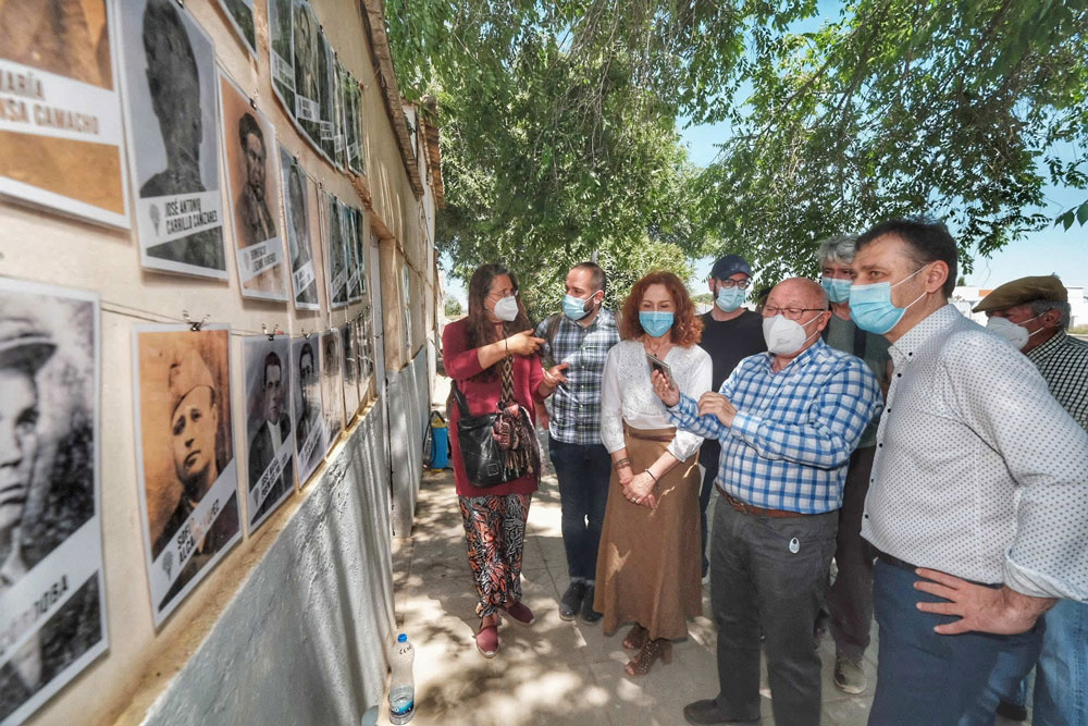 Tierraseca visita la fosa de represaliados del franquismo en el cementerio de Almagro