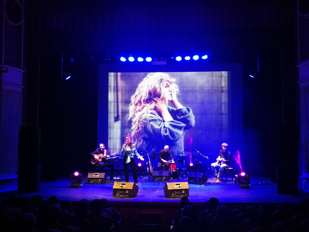 Elena Bella recibió el cariño de su ciudad en el concierto de presentación de su segundo disco
