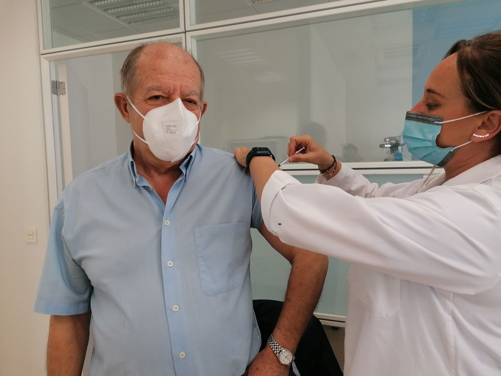 Los mayores de 60 años y sanitarios serán los próximos en recibir la tercera dosis de la vacuna COVID-19