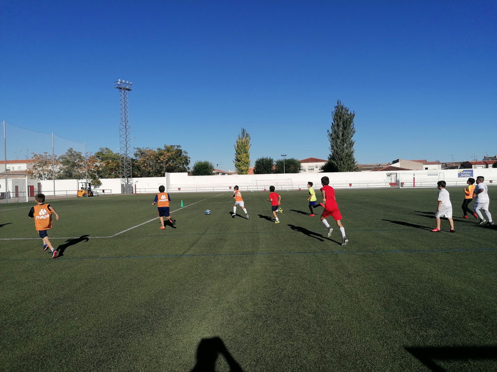 Más de 400 chavales disfrutan del deporte en las escuelas municipales