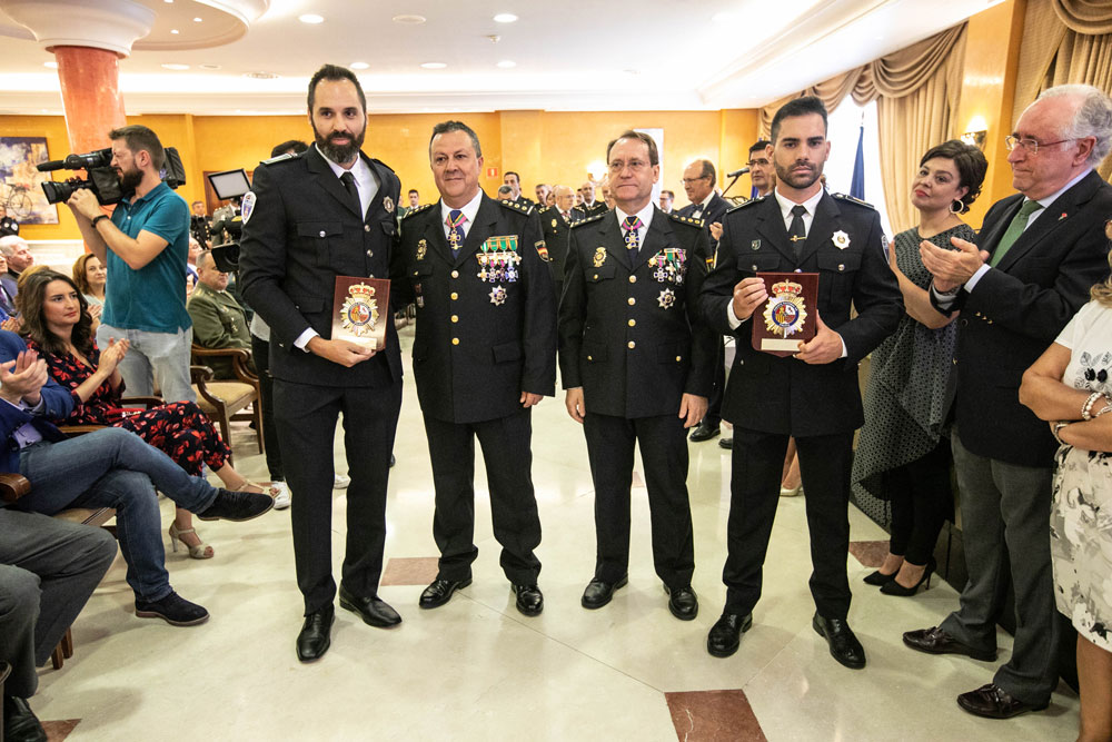 Los policías municipales Javier Vicente y Sergio Delgado son reconocidos por la Policía Nacional por su colaboración en una operación de billetes falsos