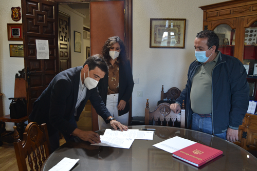 El alcalde da la bienvenida al nuevo tesorero