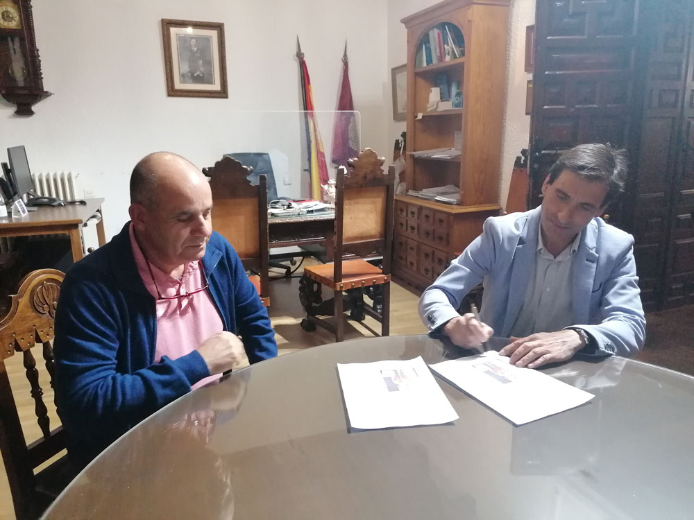 La Compañía Romana recibe del Ayuntamiento una pintura de un Armao para su sede