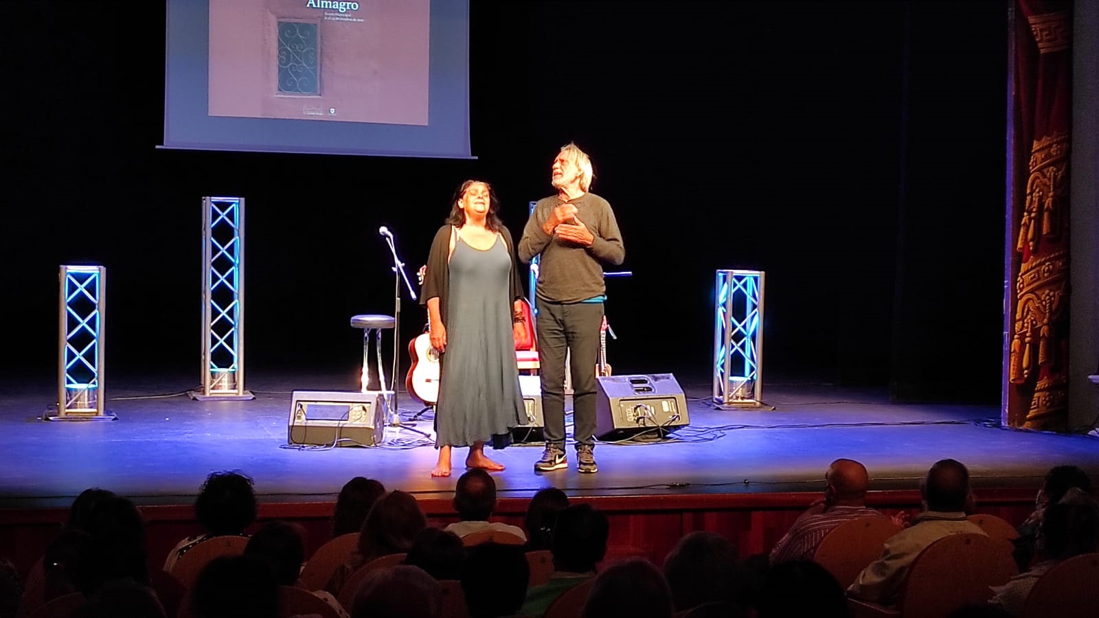 Luis Pastor llena el Teatro Municipal en la segunda jornada del Encuentro Nacional de Poesía Española