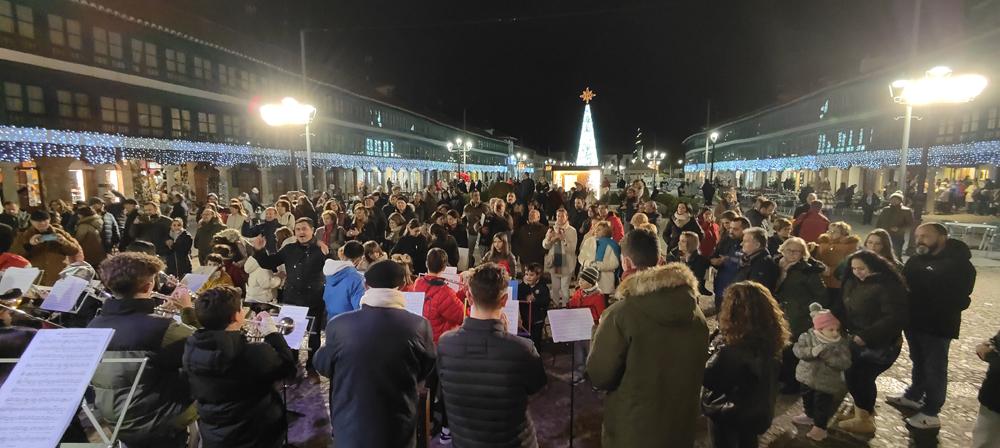 Turistas y almagreños disfrutaron de la Noche en Blanco con temática navideña