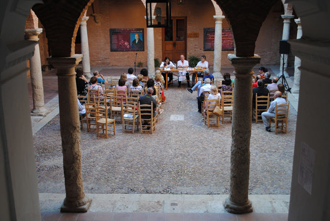 La escritora almagre�a Nieves Fern�ndez present� su �ltimo libro 