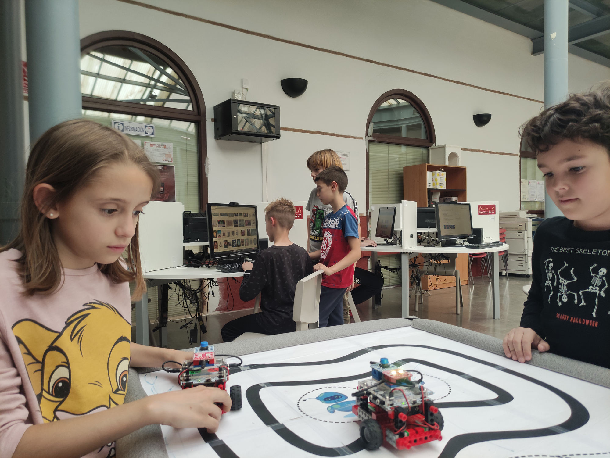 Unos 40 alumnos han aprendido a programar, a crear su propia web o a diseñar con Canva en los cursos del Punto de Inclusión Digital