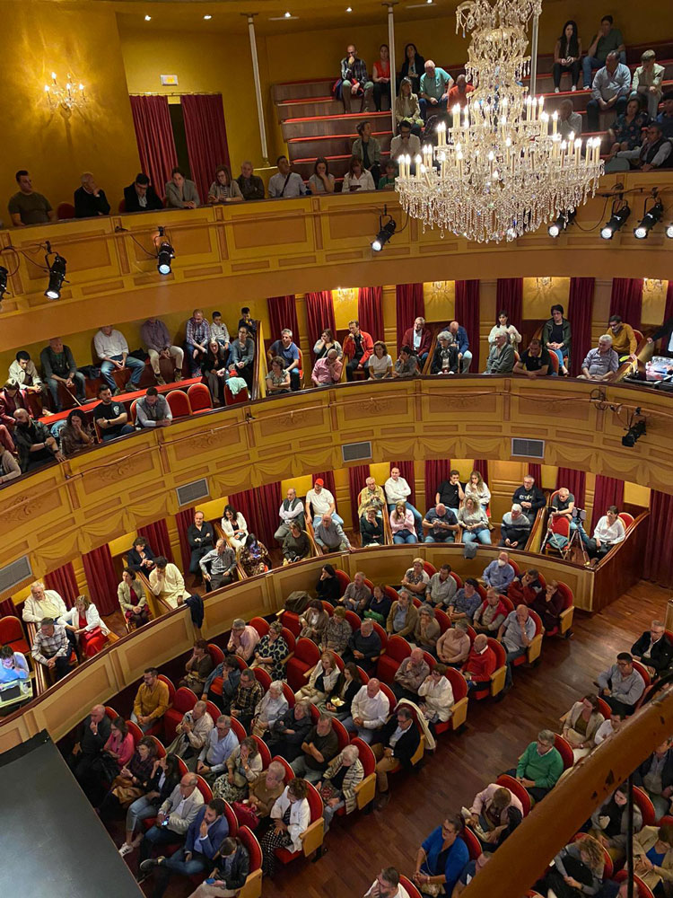 El Teatro Municipal se llenó para escuchar a los cuatro candidatos a la Alcaldía