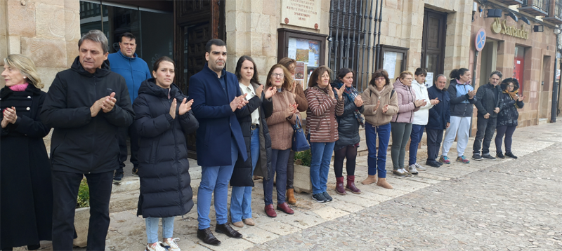 Almagro guarda un minuto de silencio como muestra de apoyo a la Guardia Civil