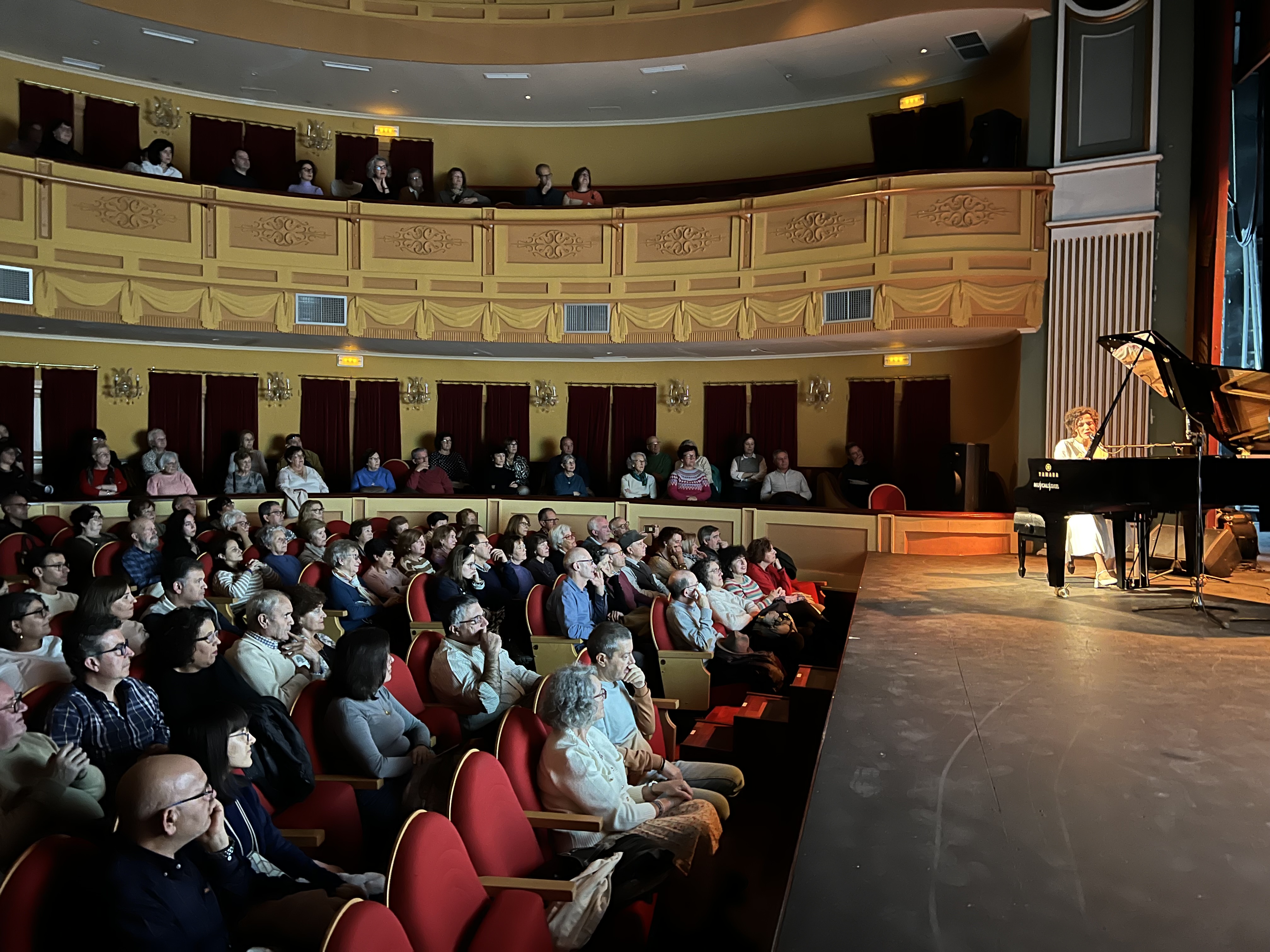 Los versos de las poetas de la generaci�n del 27 resonaron en la voz de Sheila Blanco en la tercera jornada del Encuentro de Poes�a Espa�ola