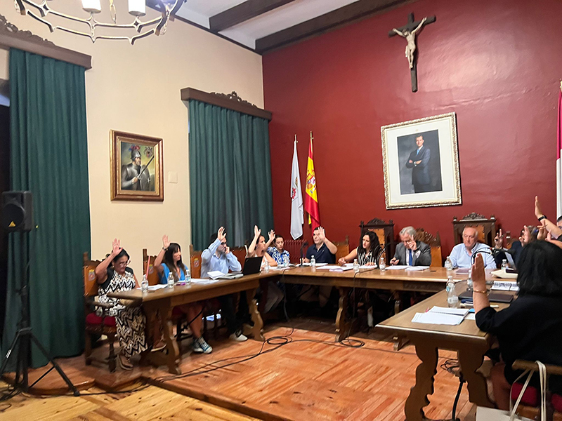 Unanimidad en el Pleno para la instalación de puntos de recarga, parque de bomberos y fiestas locales de 2026