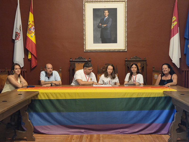 Almagro se suma a la conmemoración del Día Internacional del Orgullo LGTBIQ con la lectura de un manifiesto en defensa de la igualdad