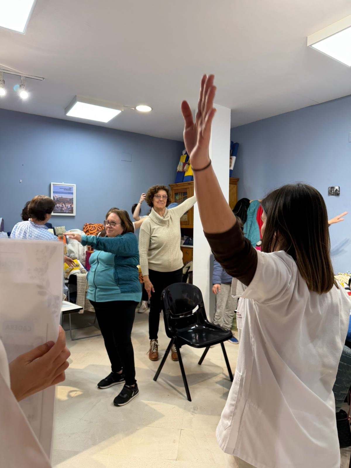 Encajeras de Almagro participan en un taller de bienestar físico promovido por el Grado de Fisioterapia de la UCLM