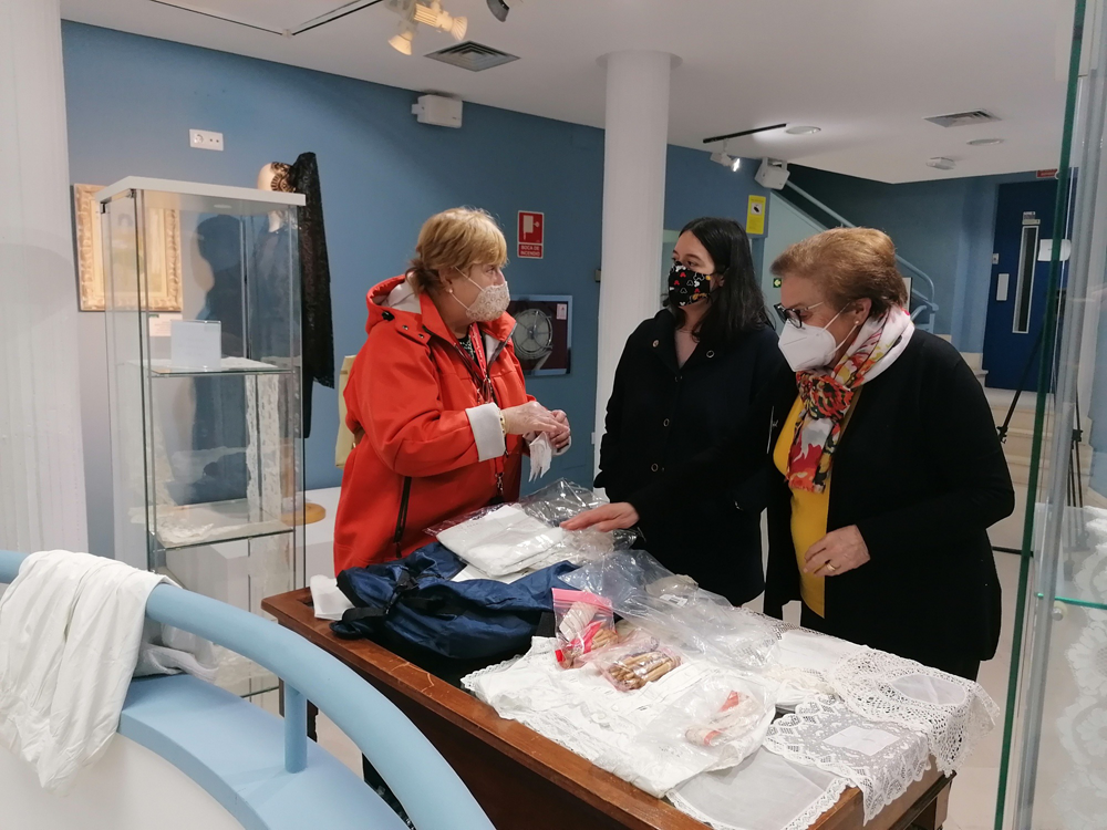 El Museo de Encaje y la Blonda recibe una donación de una veintena de piezas